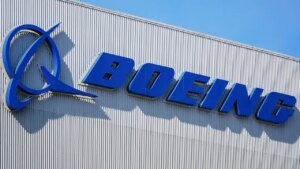 Σχεδόν 3.200 εργαζόμενοι της Boeing που κατασκευάζουν μαχητικά αεροσκάφη βρίσκονται τώρα σε απεργία